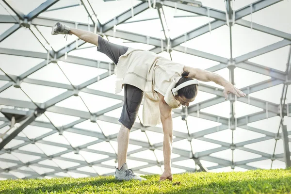 Homme athlétique attrayant pratiquant le yoga et se réchauffant à l'extérieur — Photo