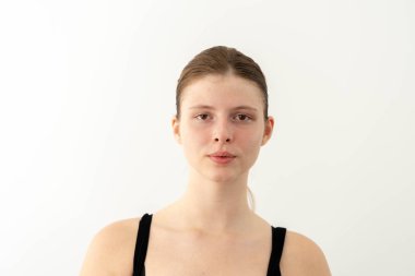 Makyaj önce genç çekici model. Öğretici. Blogger. Vlogger.
