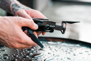 Erkek katlanır drone quadcopter ıslak siyah backgound üzerinde yakın.
