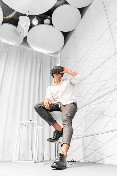 Man met Virtual Reality Goggles in een modern, helder Co-working kantoor. de VR-ervaring. — Stockfoto