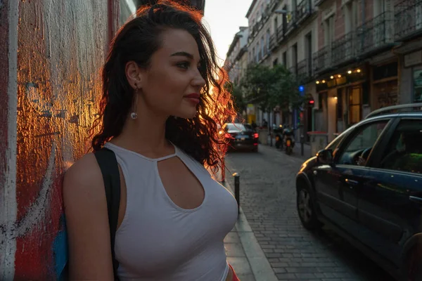 年轻美丽的微笑黑发女人在欧洲老城的街道。旅游博客。自由和自由职业者的概念. — 图库照片
