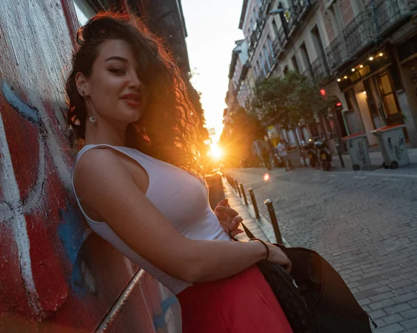 年轻美丽的微笑黑发女人在欧洲老城的街道。旅游博客。自由和自由职业者的概念. — 图库照片
