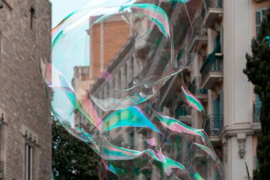 Eski İspanyol kasabasında ki sabun kabarcıklarını kapatın. Seyahat blogger.