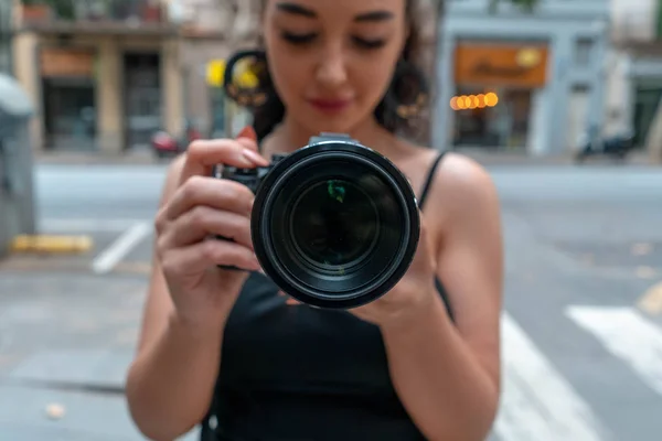 Aantrekkelijke mooie vrouw die Foto's maakt in de oude Spaanse stad. Travel blogger. Europese vakantie vol geluk. — Stockfoto