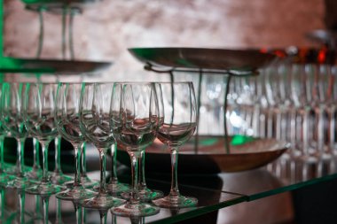 Lüks yemek servisi. Evlilik ya da yıldönümü. Ziyafet. şarap veya şampanya için çiçek ve bardak ile servis edilen masa.