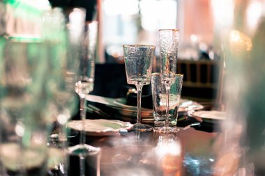 Lüks yemek servisi. Evlilik ya da yıldönümü. Ziyafet. çatal bıçak takımı, çiçek, tabak ile servis edilen masa.