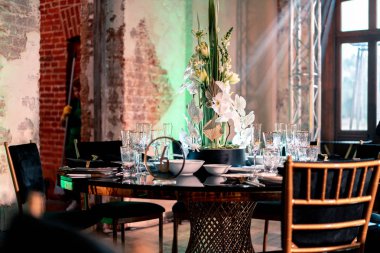 Lüks yemek servisi. Evlilik ya da yıldönümü. Ziyafet. çatal bıçak takımı, çiçek, tabak ile servis edilen masa.