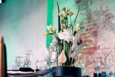 Lüks yemek servisi. Evlilik ya da yıldönümü. Ziyafet. çatal bıçak takımı, çiçek, tabak ile servis edilen masa.