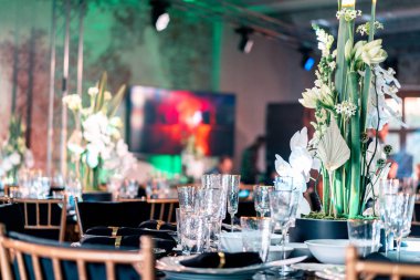 Lüks yemek servisi. Evlilik ya da yıldönümü. Ziyafet. çatal bıçak takımı, çiçek, tabak ile servis edilen masa.