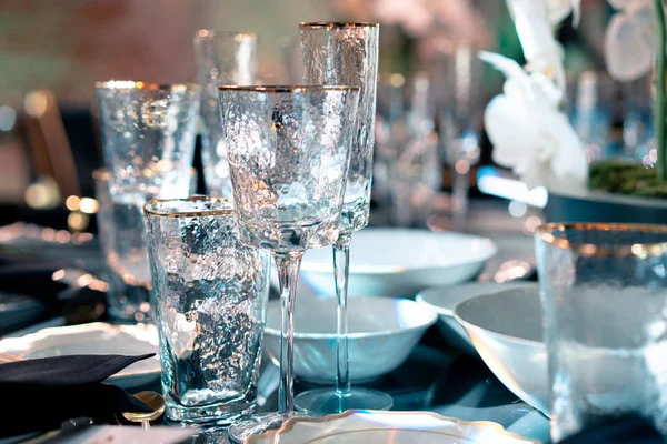 Luxus étkezés. Esküvő vagy évforduló. Bankett. borral vagy pezsgővel ellátott virágokkal és poharakkal tálalható asztal. — Stock Fotó