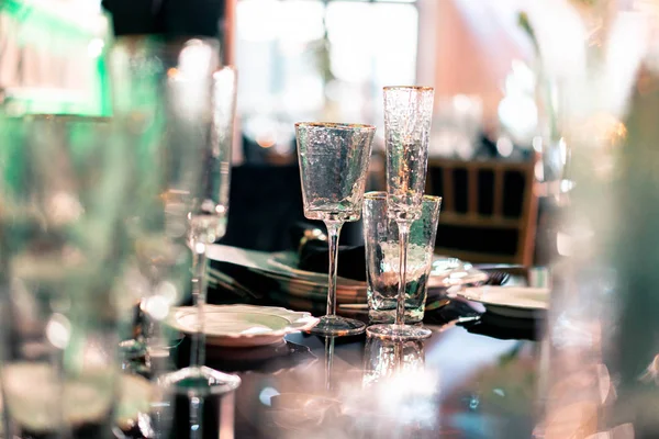 Restauration de luxe. Mariage ou anniversaire. Un banquet. table servie avec couverts, fleurs, vaisselle . — Photo