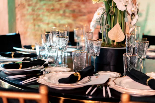 Restauration de luxe. Mariage ou anniversaire. Un banquet. table servie avec couverts, fleurs, vaisselle . — Photo