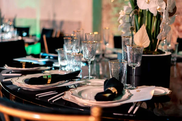Luxus étkezés. Esküvő vagy évforduló. Bankett. asztal tálalva evőeszközökkel, virágokkal, edénykészlettel. — Stock Fotó