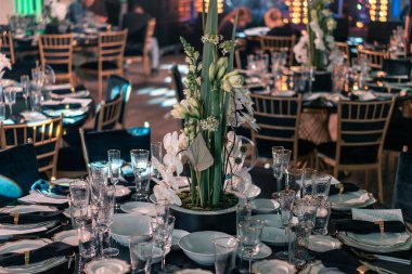 Lüks yemek servisi. Evlilik ya da yıldönümü. Ziyafet. çatal bıçak takımı, çiçek, tabak ile servis edilen masa.