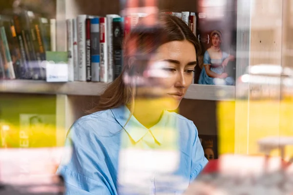 現代の図書館でラップトップで働く若い魅力的な女性. — ストック写真