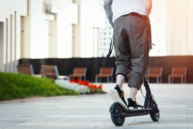 Güzel park manzara siyah elektrikli kick scooter sürme adam yakın