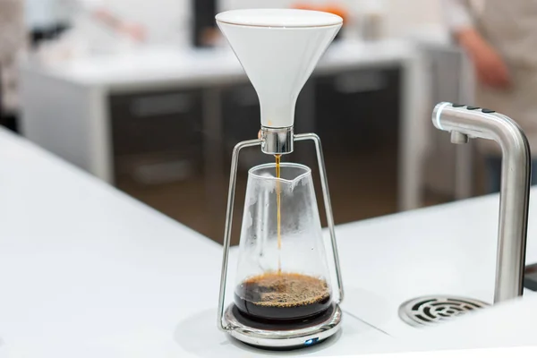 Proceso de preparación de café negro en chemex verter sobre la cafetera en la cafetería moderna brillante. Formas alternativas de preparar café . — Foto de Stock