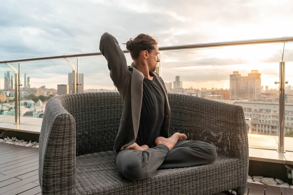 有魅力的运动员在商业中心练习瑜伽，从摩天大楼俯瞰城市美景. — 图库照片