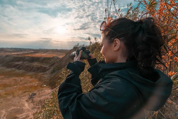 Vrouwenfotograaf maakt foto 's van zonsondergang en bergen. Reizen Lifestyle. concept van actieve hobby. vakantie wandelen klimmen extreem — Stockfoto