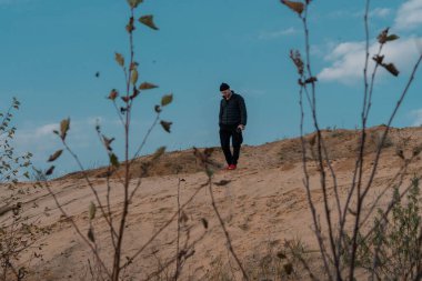 Gün batımının ve dağların fotoğrafını çekmek için elinde kamera tutan bir adam. Seyahat yaşam tarzı. Aktif hobi. tatil yürüyüşü tırmanışı