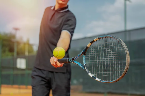 Nahaufnahme eines Mannes, der Tennis spielt und den Ball mit einem Schläger schlägt. — Stockfoto