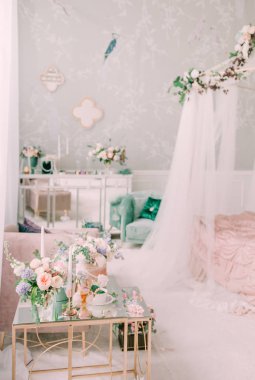 Demet çiçek iç. Bir düğün buket gül ve diğer çiçekler. Sabah gelinin ayrıntıları. Seçici odak