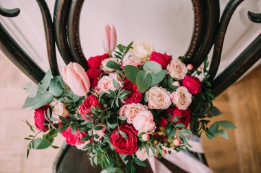 Düğün. Gelin buketi. Buket düğün. Bir buket kırmızı çiçek