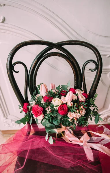 Wedding. The brides bouquet. Wedding bouquet . A bouquet of red flowers — Stock Photo, Image