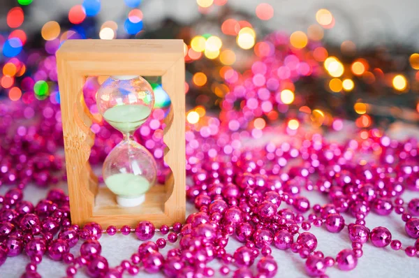 クリスマスの装飾。クリスマス ツリーの枝と白地にピンクのボール。砂時計と新しい年の贈り物。トウヒのクリスマスの装飾の赤のネックレス。コピー スペース ストック画像