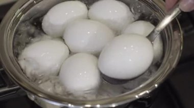 Kaynama yumurta kaşık mutfak ile kontrol
