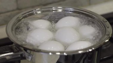 Mutfak gaz sobası üzerinde kaynar yumurta