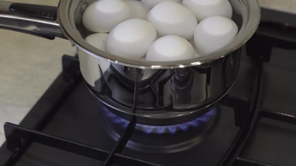 Ligar o fogão a gás para ferver ovos na cozinha — Vídeo de Stock