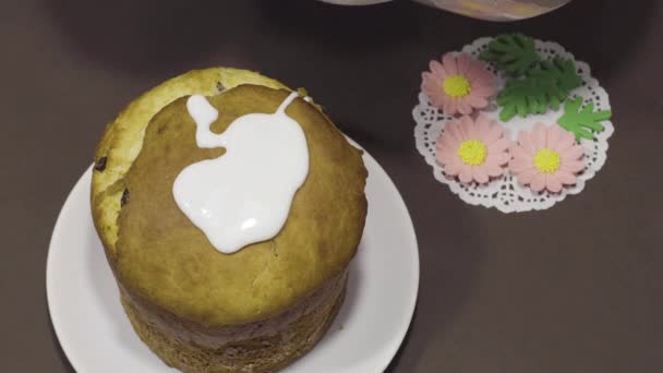 Chefkoch dekoriert Kuchen mit weißer Sahne — Stockvideo