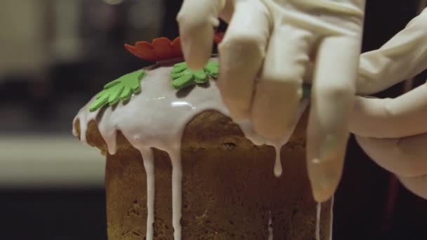 赤い花とカラフルなお菓子のイースター ケーキを飾る — ストック動画