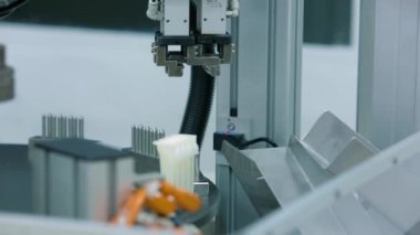 Tıbbi donatım fabrikasında mamul damlalıklar üretimi için otomatik cihaz sıfırlar