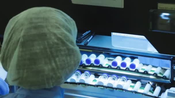 Controle visual humano de garrafas de medicamentos na fábrica — Vídeo de Stock