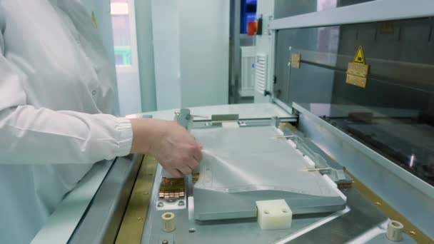 Produktion einer sterilen Verpackung in einer Fabrik für medizinische Geräte — Stockvideo