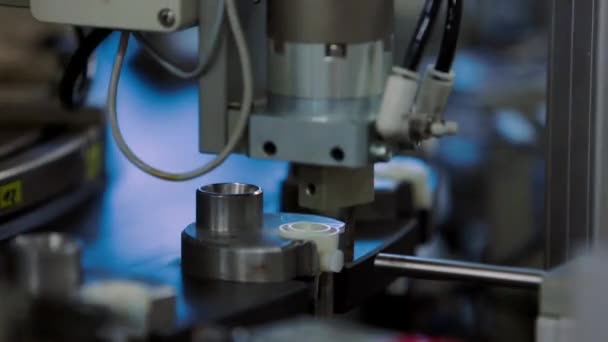 Makine damlalıklar Tıbbi donatım fabrikasında üretim kapağını kapatır — Stok video