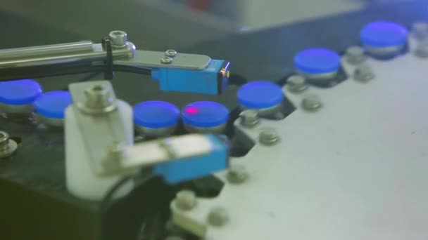 Transportband van steriele blikjes van geneeskunde in een fabriek van de geneeskunde met laser controleren — Stockvideo