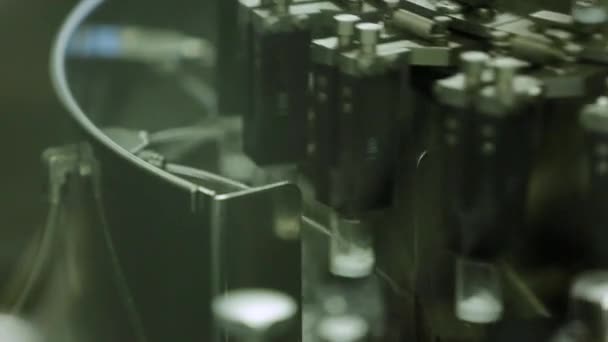 Стерилізація пляшки, наповненої ліками на заводі — стокове відео