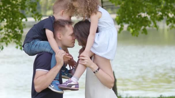 Familia feliz se divierten juntos en el parque de verano en cámara lenta — Vídeo de stock