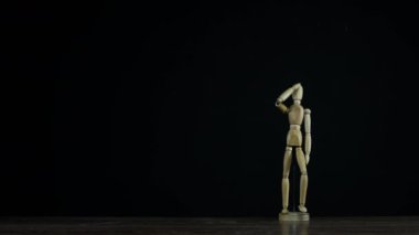 Stopmotion ahşap şekil kukla Studio'yu yürüyüşleri ve siyah arka plan alemi