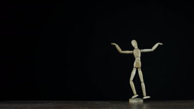 Stopmotion ahşap şekil kukla Studio döndürme ve gösterilen siyah arka plan üzerine bilmiyorum