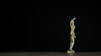 Stopmotion ahşap şekil kukla Studio siyah arka plan üzerine