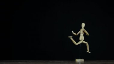 Ahşap şekil kukla stüdyoda siyah arka plan üzerine çalışan Stopmotion başlıklar için Don hareket ile döner
