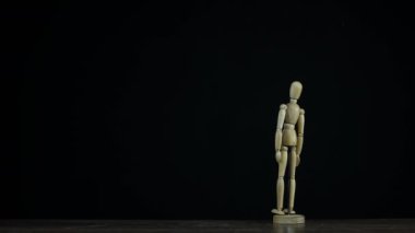Stopmotion ahşap şekil kukla Studio siyah arka plan üzerinde duruyor ve konu başlıklarını döndürür
