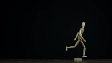 Studio başlıklar için siyah arka plan üzerine ahşap şekil kukla çalıştıran Stopmotion döner