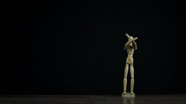 Stopmotion ahşap şekil kukla Studio siyah arka plan gösteren üzerinde kayıt no, başlıklar için çığlık