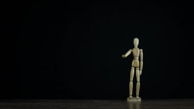 Stopmotion ahşap şekil kukla Studio siyah arka plan üzerine