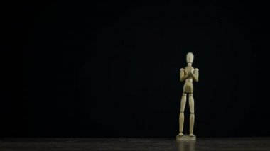 Stopmotion ahşap şekil kukla Studio siyah arka plan üzerine